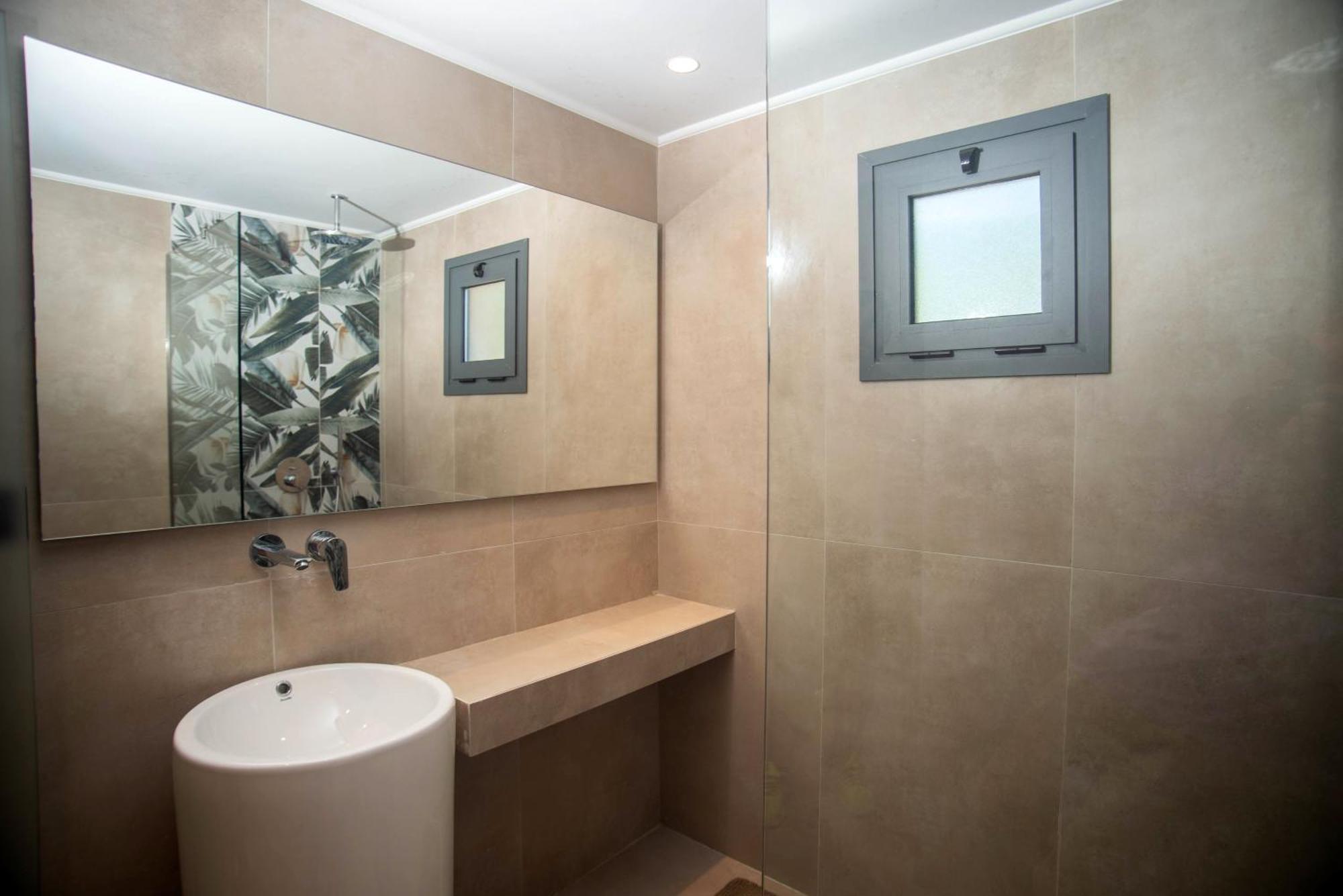 Marea Luxury Suites - Tramontana Korithion Luaran gambar